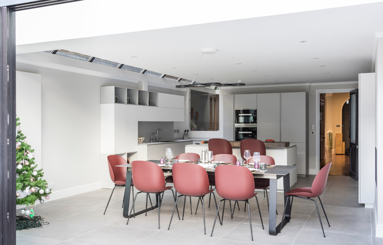 厨房采用精妙的中性色彩，让室内空间更明亮，整齐划一。